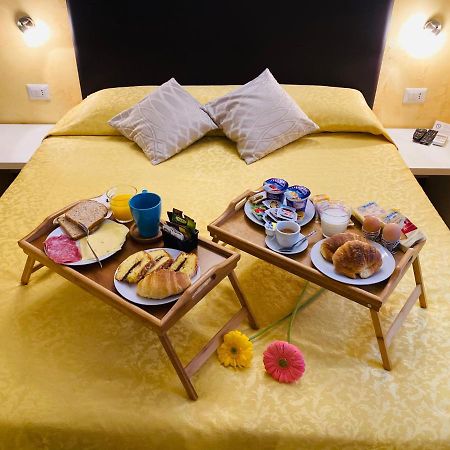 Bed and Breakfast Domus Popolo Рим Экстерьер фото